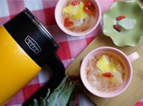 这样子迷你养生壶可以倒出四小杯的甜汤来，聚餐之后的小点就是如此轻松完成。
 年底家宴聚餐多，提前安排肯定会让来客吃的满意，祝愿朋友们的生活甜蜜又清新。