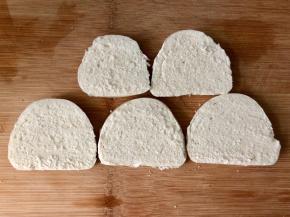 戗面馒头切成1cm左右厚的馒头片。