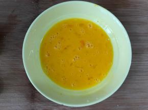 2个鸡蛋打散，加少许盐拌匀。