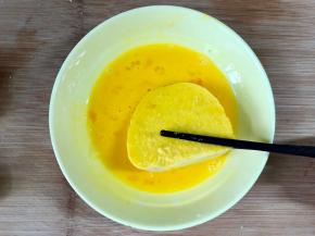 把馒头片两面裹上鸡蛋液。