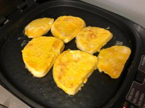 两面煎至金黄，用平底锅亦可。