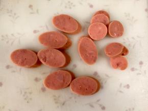 火腿肠一部分正切一部分斜切。