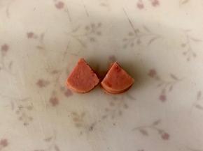 正圆的火腿片，切成如图的小扇形，做小猪的耳朵。
