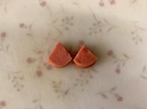 正圆的火腿片，切成如图的小扇形，做小猪的耳朵。
