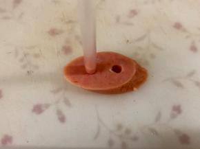 斜切的火腿片，用吸管戳出两个鼻孔。