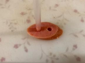 斜切的火腿片，用吸管戳出两个鼻孔。