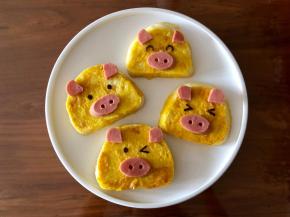 用海苔剪出小猪的表情，放在相应的位置，完成。