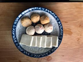 各种丸子和鱼炖豆腐装盆