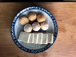各种丸子和鱼炖豆腐装盆