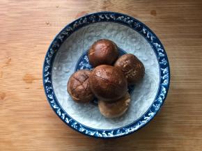 香菇洗干净，在顶部划十字刀