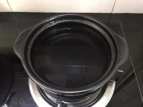 锅内加入清水