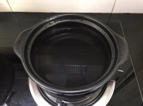 锅内加入清水