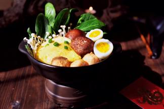 放上汤锅和食材，变煮边吃，美味无穷！