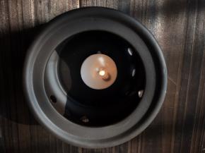 在煮茶甑里点燃明火