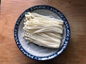 金针菇切尾，洗干净