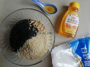 准备好所有食材，我用的是法焙客牛轧盘整形，上面铺一张油纸