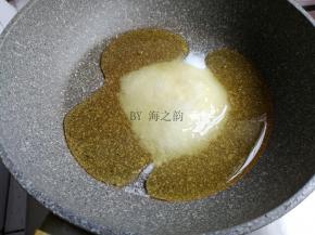 糖和糖浆（或麦芽糖）倒入平底不粘锅里，加一丁点盐，小火加热