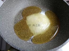 糖和糖浆（或麦芽糖）倒入平底不粘锅里，加一丁点盐，小火加热