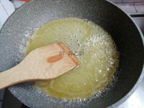 加热的时候要轻轻搅拌，使糖溶解