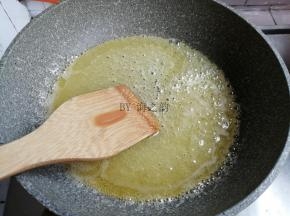 加热的时候要轻轻搅拌，使糖溶解