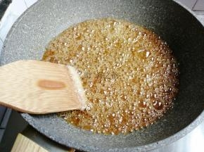 当糖色变深的时候加入醋