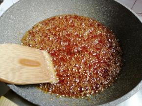 倒入醋的时候会有点糖花溅起来，小心倒没事的，倒了醋之后，还要继续搅拌，颜色很快变成琥珀色