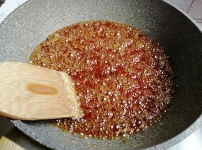 倒入醋的时候会有点糖花溅起来，小心倒没事的，倒了醋之后，还要继续搅拌，颜色很快变成琥珀色