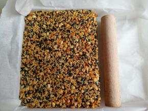 再把它倒入铺了油纸的牛轧盘里，迅速用擀面棍压紧压实，一定要压实