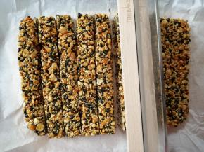 将油纸提起，放在砧板上，用利刀将它切成小块，不要等糖全放凉才切哟，会难切很多