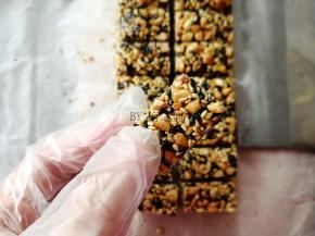 放凉后放入密封盒里保存