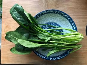 烧水的时候来处理其他食材：菠菜洗干净，切去根部。