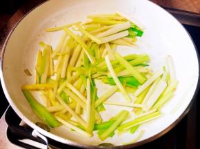 锅中留底油，放入韭黄翻炒断生。