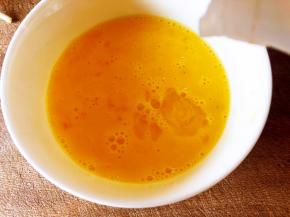 鸡蛋打散后，加入4、5滴白醋，再次搅拌均匀。