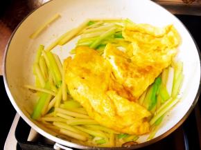 放入之前炒好的鸡蛋。