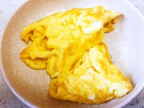 炒好的鸡蛋捞出备用。