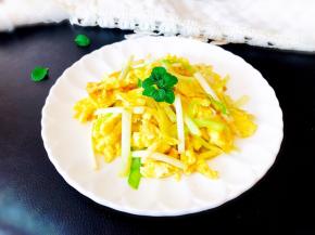 营养丰富的韭黄炒鸡蛋哦～～^_^