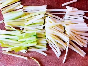 锅中坐油，油五成热入蛋液，翻炒。