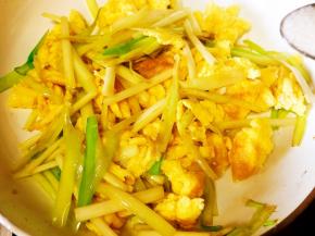 用铲子把鸡蛋捣碎，翻炒均匀，即可出锅。