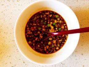 把糖、盐、酱油、醋、葱末、蒜末、姜末、水、淀粉调成汁子。