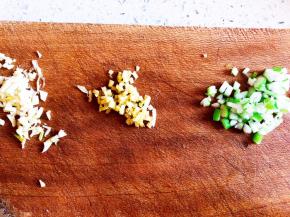 葱、姜、蒜切末备用。