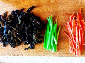 木耳、红萝卜、尖椒切丝备用。