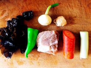 准备食材，摘洗干净备用。