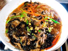 调入之前做好的汁子，翻炒。