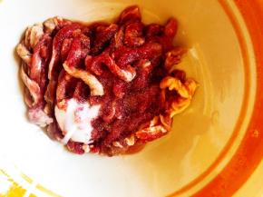 调入适量水在淀粉中，搅拌均匀，掉入肉丝中。