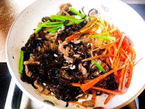 放入木耳丝、尖椒丝、红萝卜丝，翻炒。