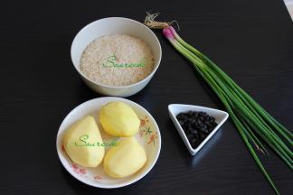准备食材：土豆、大米、香葱、辣椒、豆豉、生抽。其中不吃辣椒可以不加辣椒。
