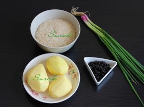 准备食材：土豆、大米、香葱、辣椒、豆豉、生抽。其中不吃辣椒可以不加辣椒。