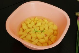 土豆去皮，切小方块，用清水浸泡3分钟，捞出沥干水。