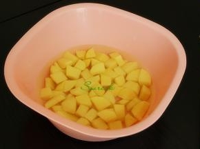 土豆去皮，切小方块，用清水浸泡3分钟，捞出沥干水。