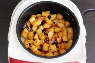 米饭煮至水沸腾，开盖，快速倒入炒的土豆块，少许生抽。盖子盖子继续煮饭。水煮沸之后倒入土豆，这样煮的土豆香软入味，但是不会太烂。